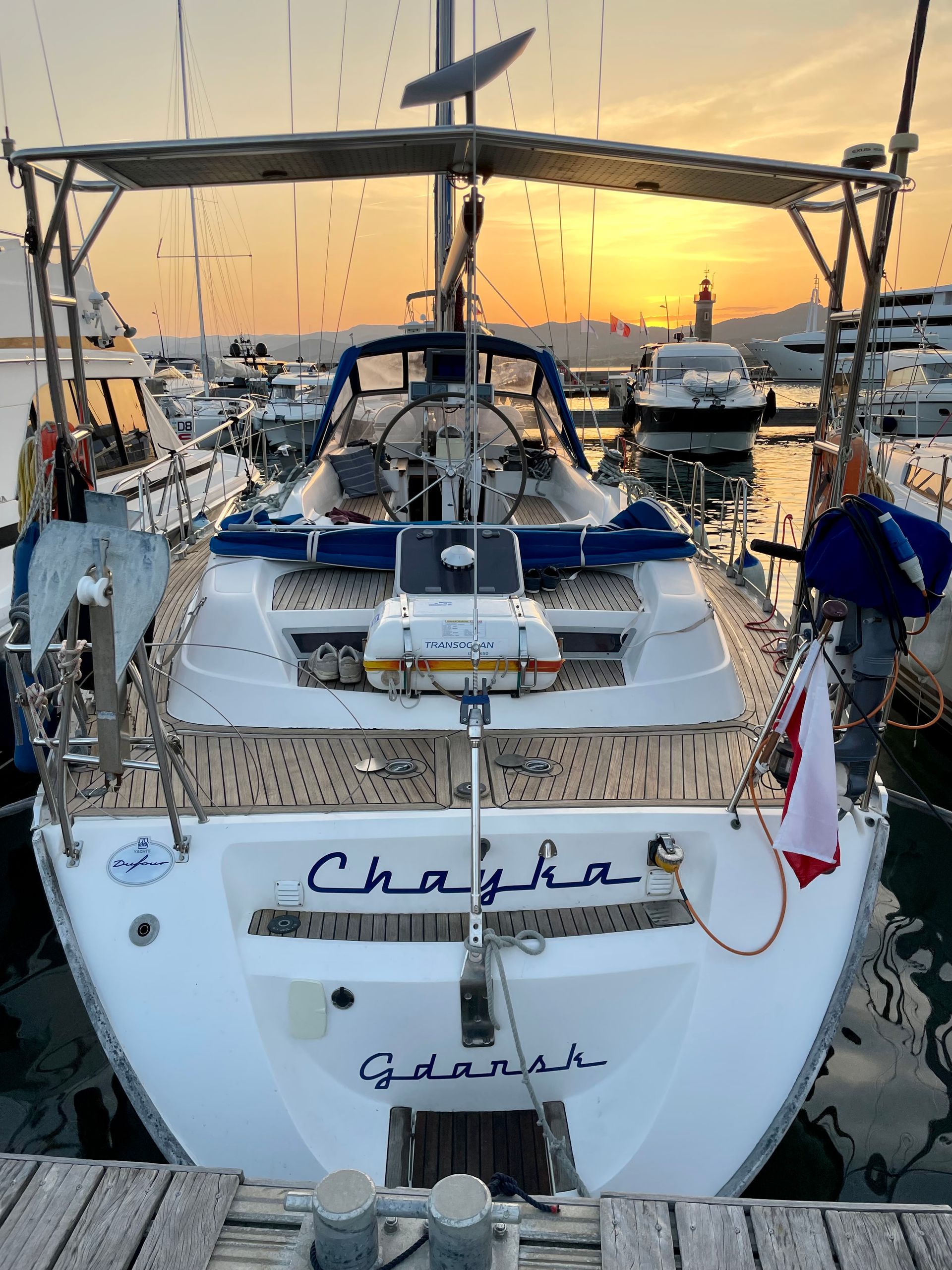 Всё про название, шрифт и наклейки для "Чайки"